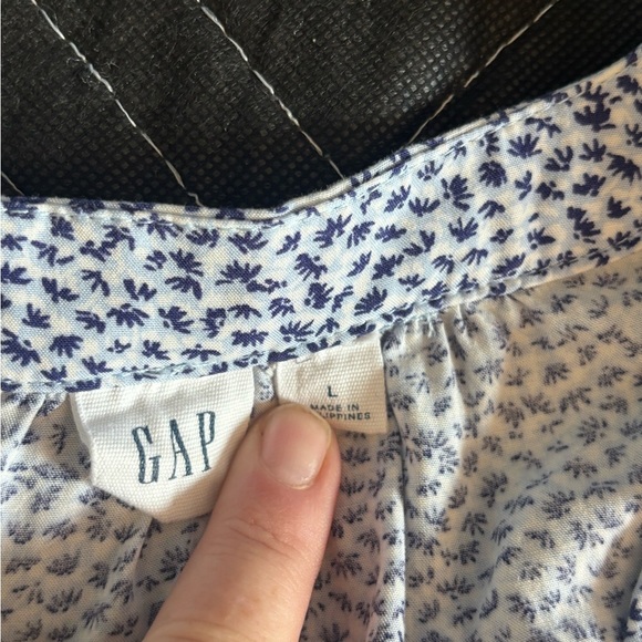 Gap Short Sleeve Blouse. Large Blue & White
V neck, lightweight, loose fitting. - Picture 3 of 5